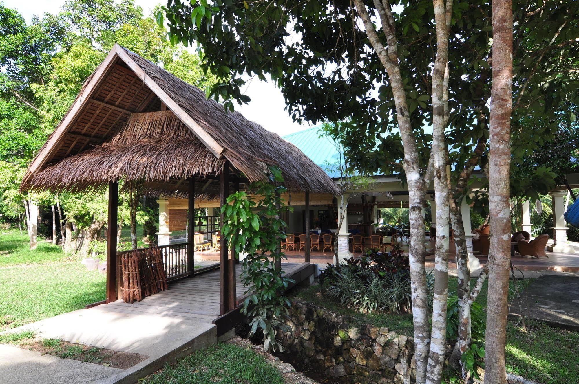 โรงแรมบูซอนกา ไอส์แลนด์ พาราไดส์ โกรอน ภายนอก รูปภาพ